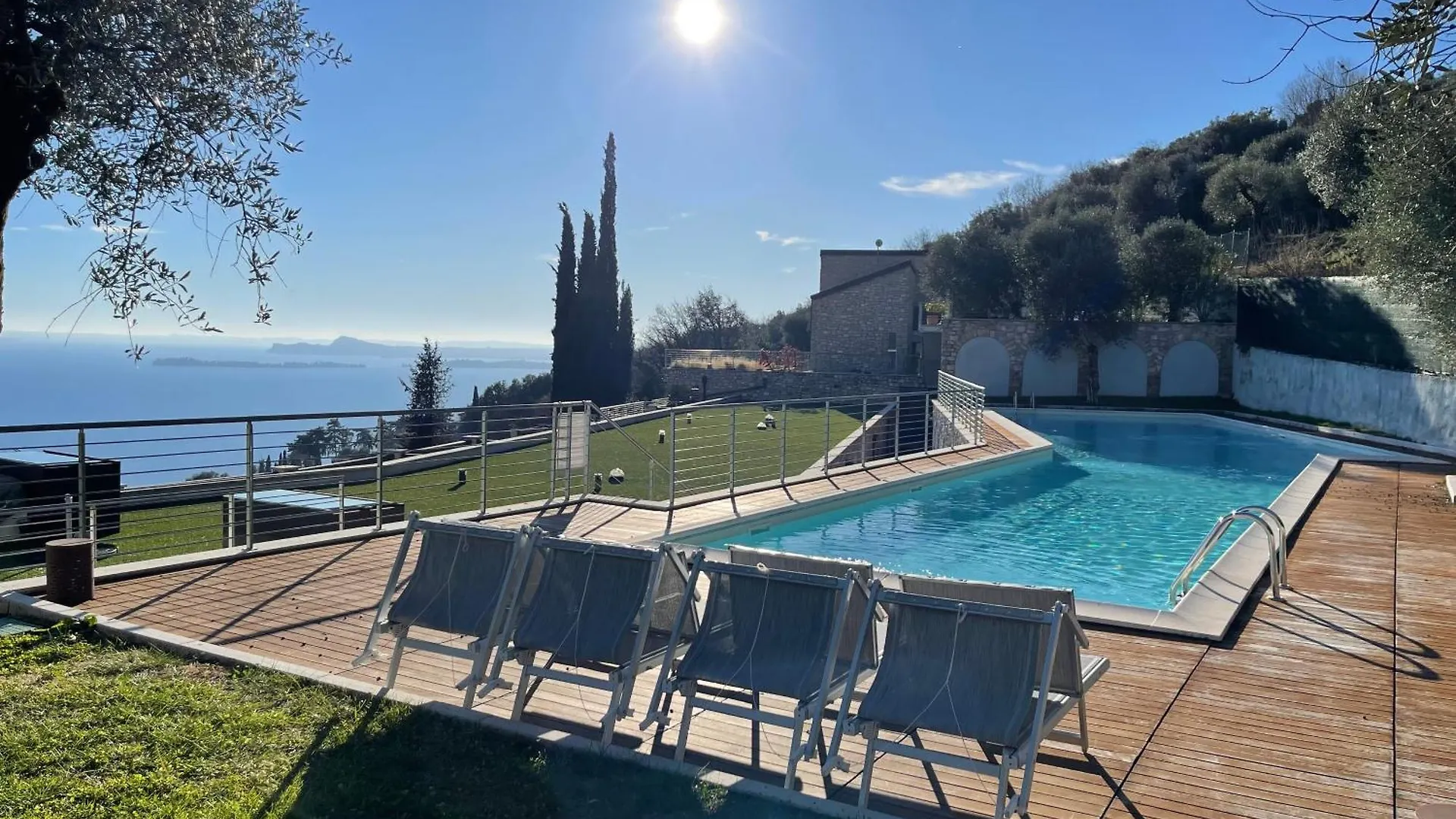 Deluxe Sunrise Sky Terrasse 2 Bedroom Design Apartment & Fantastic Lake View Toscolano Maderno 0*,  Ιταλία