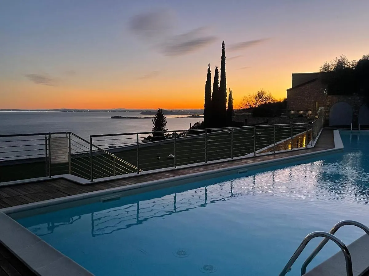 Deluxe Sunrise Sky Terrasse 2 Bedroom Design Apartment & Fantastic Lake View 托斯科拉诺-马德尔诺 意大利
