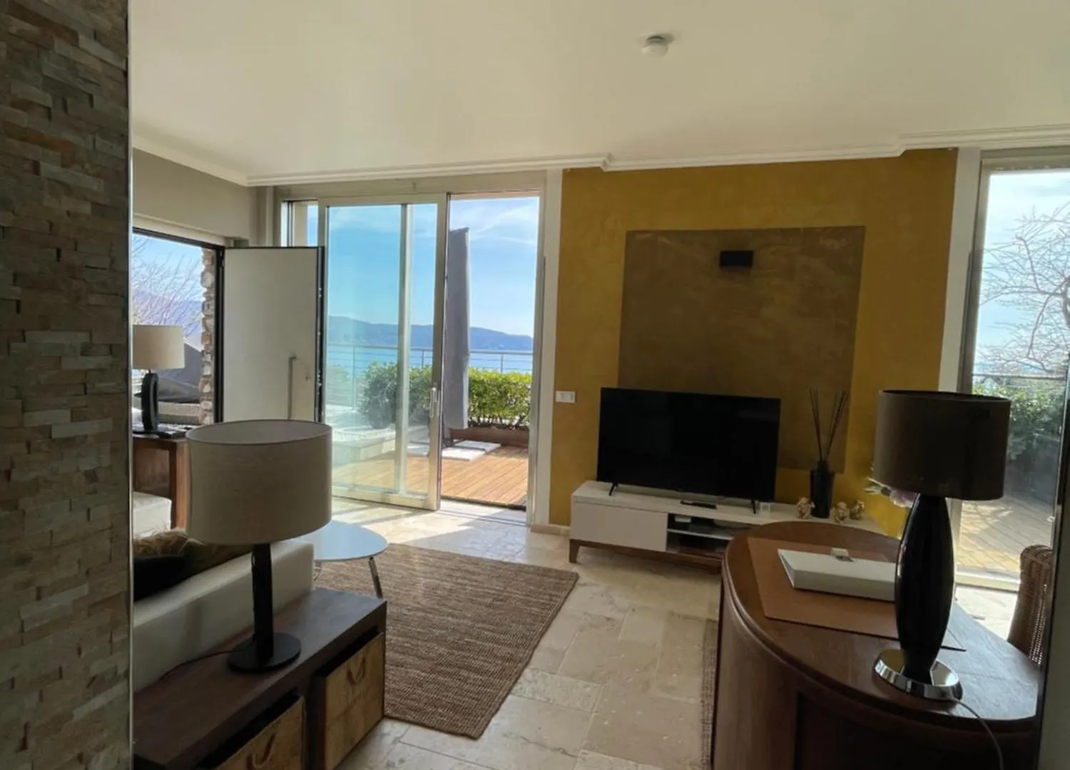 Deluxe Sunrise Sky Terrasse 2 Bedroom Design Apartment & Fantastic Lake View 托斯科拉诺-马德尔诺