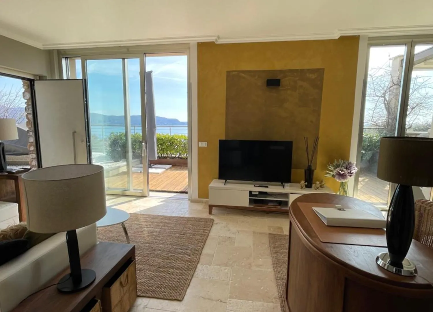 Deluxe Sunrise Sky Terrasse 2 Bedroom Design Apartment & Fantastic Lake View 托斯科拉诺-马德尔诺 0*,  意大利