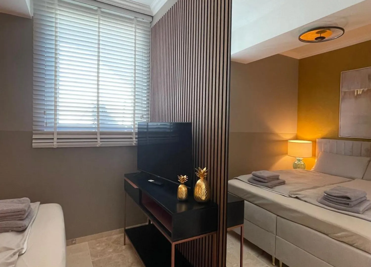 Deluxe Sunrise Sky Terrasse 2 Bedroom Design Apartment & Fantastic Lake View 托斯科拉诺-马德尔诺