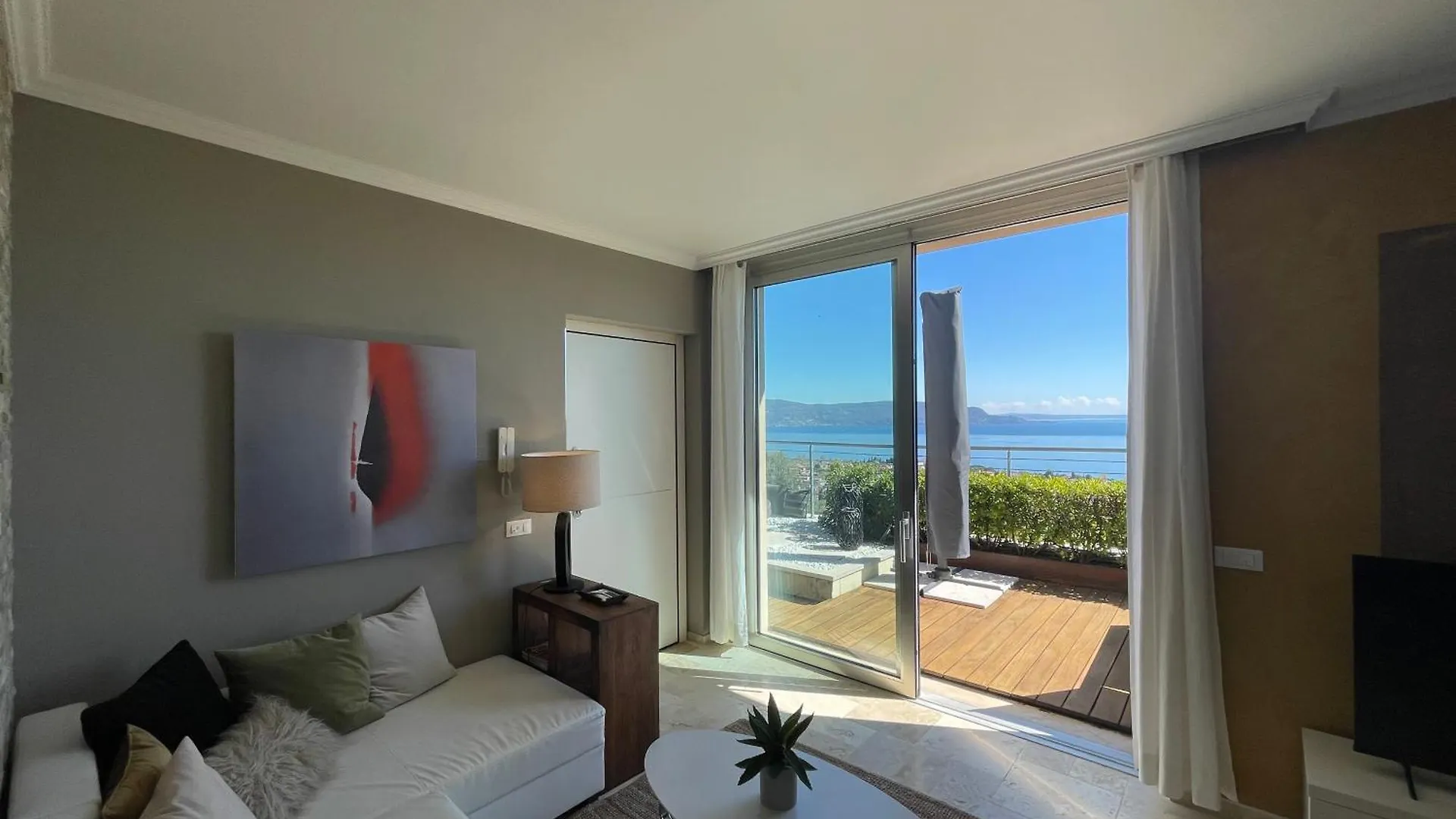 Deluxe Sunrise Sky Terrasse 2 Bedroom Design Apartment & Fantastic Lake View 托斯科拉诺-马德尔诺 0*,  意大利